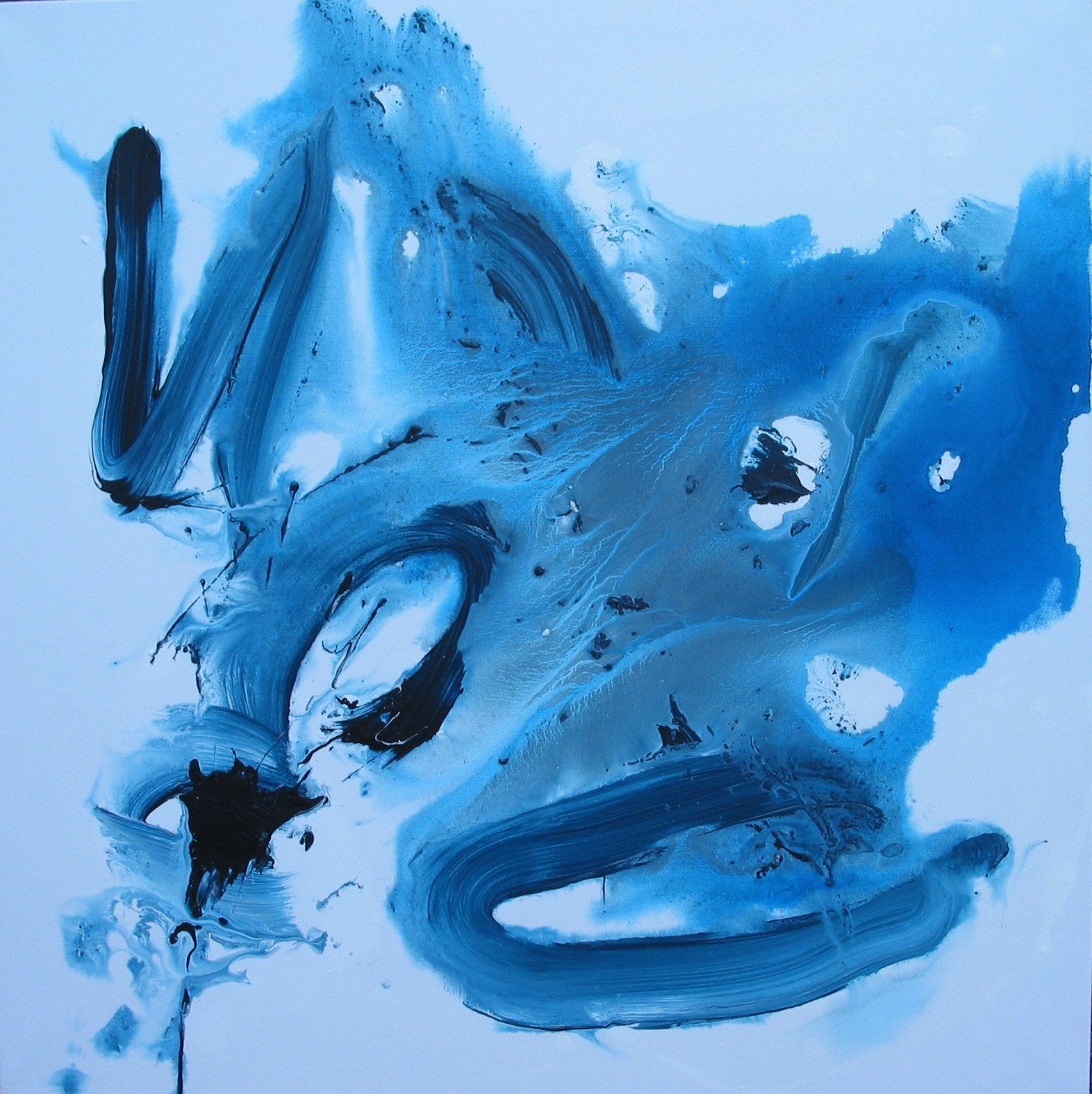 Een schilderij met blauwe en zwarte penseelstreken op een witte achtergrond