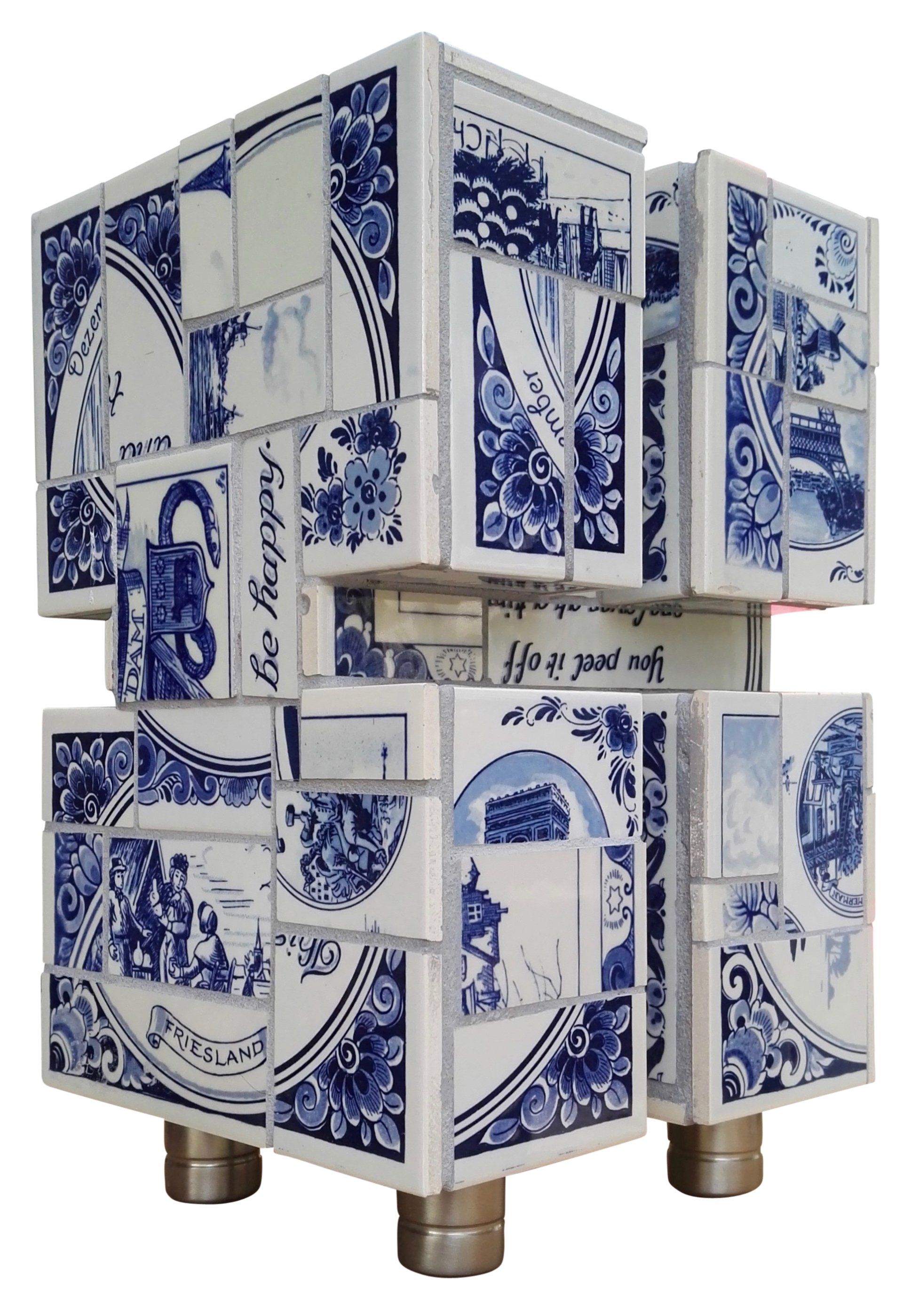 Een kubus gemaakt van blauwe en witte keramische tegels van delfts blauw