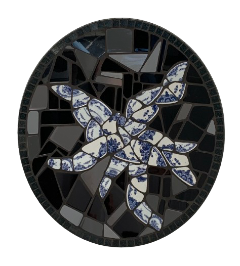 Een abstract tegelmozaïek op een zwarte achtergrond