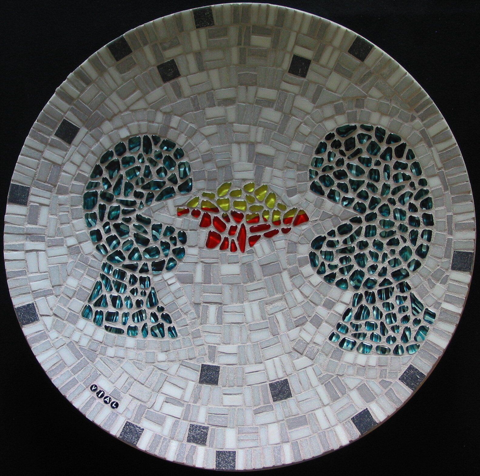 Een mozaïek van twee gezichten met het woord otto onderaan