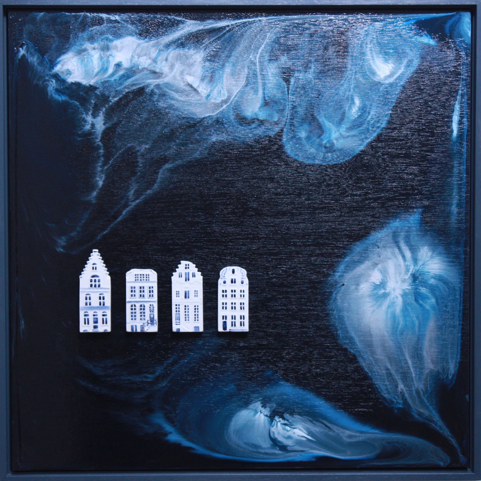 Een schilderij van vier witte huizen op een zwarte achtergrond