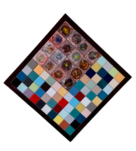 Een ruitvormig mozaïek met veel verschillende gekleurde vierkanten