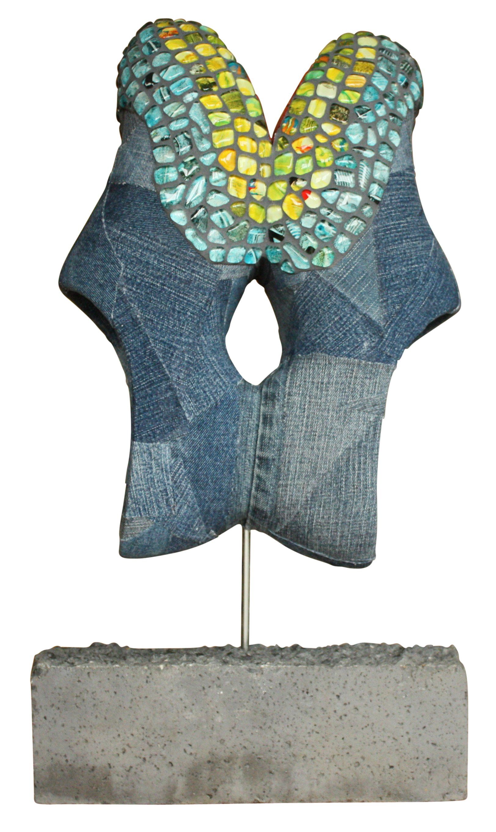 Een sculptuur van een paar schoenen op een standaard