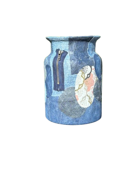 Blauwe keramische pot met beschilderde hangende kleding en een wit bloemenmotief aan de voorkant.
