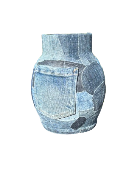 Blauwe patchwork denim vaas met een voorvak.