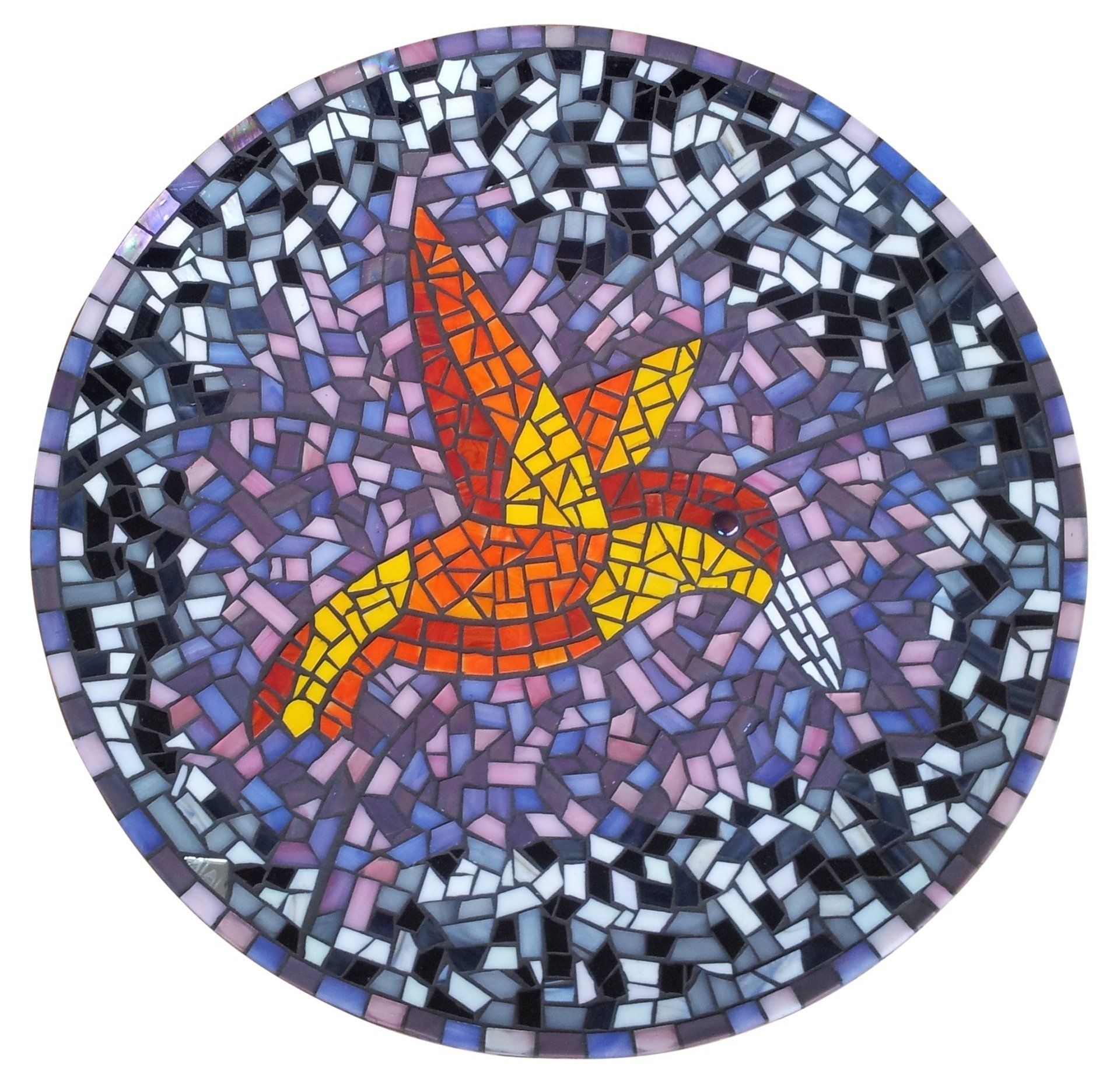 Een kleurrijk mozaïek van een kolibrie in een cirkel