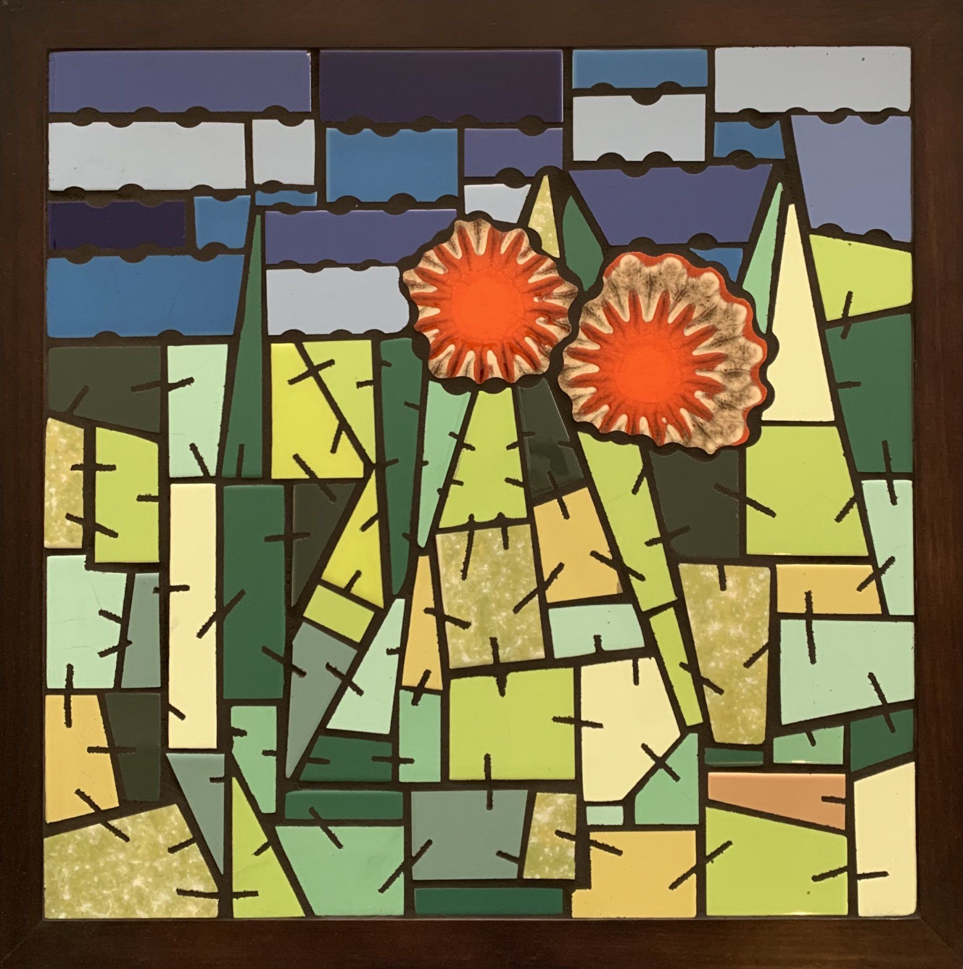 Een glas-in-loodraam met twee bloemen in het midden