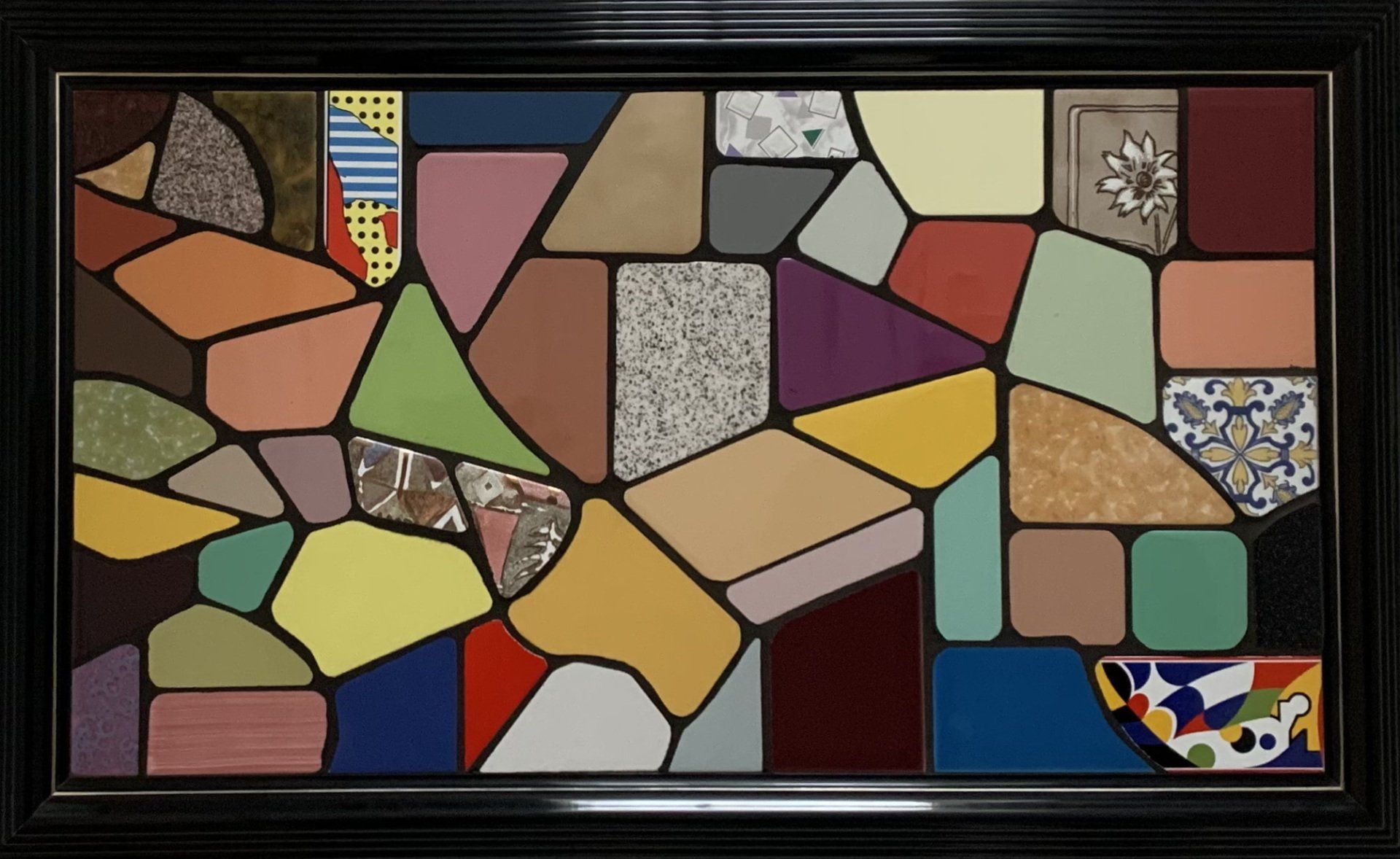 Een glas-in-lood schilderij met een zwarte lijst