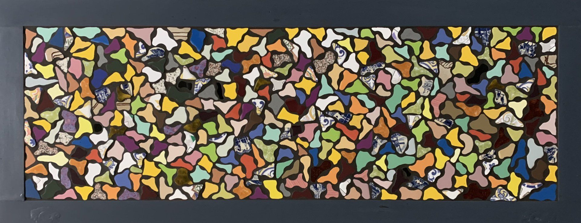 Een abstract tegelmozaïek met veel driehoeken erop