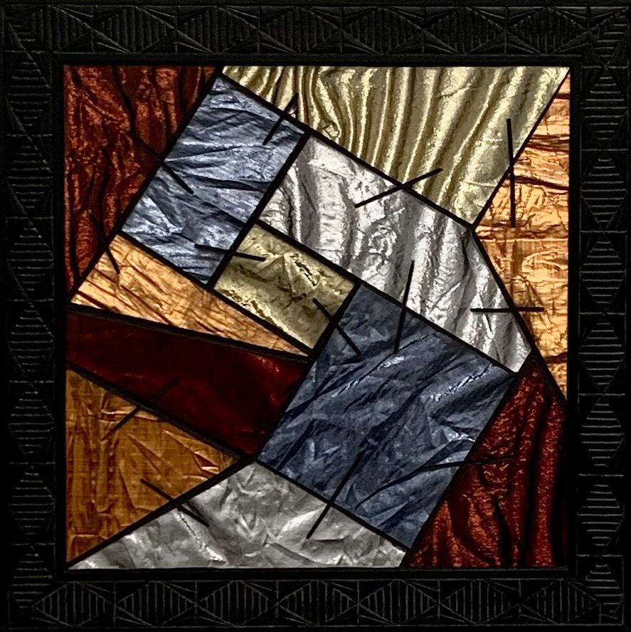 Een tegelmozaïek met een geometrisch patroon en een zwarte lijst