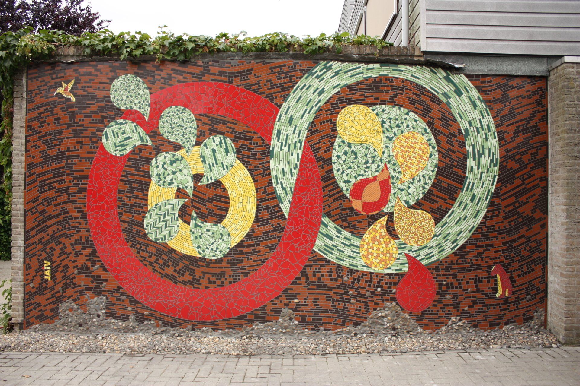 Een muur met een mural van mozaïek erop