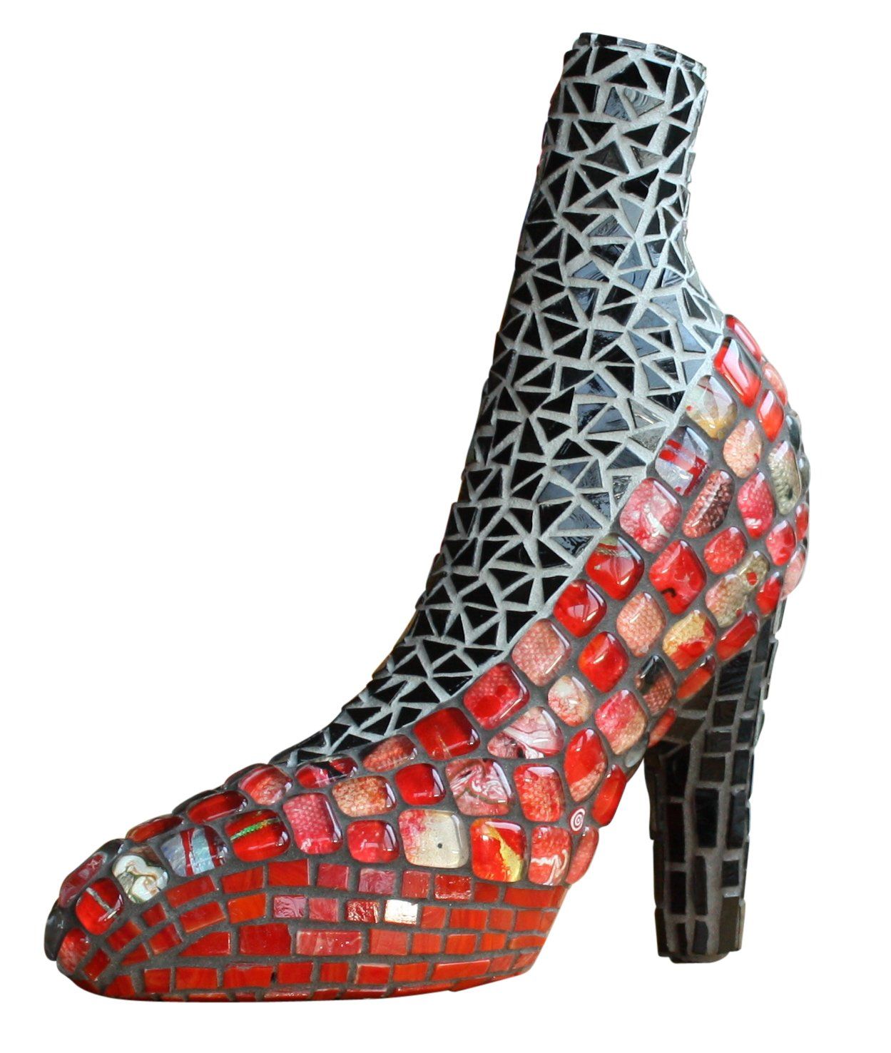 Een damesschoen als vaas van glas met glasmozaïek