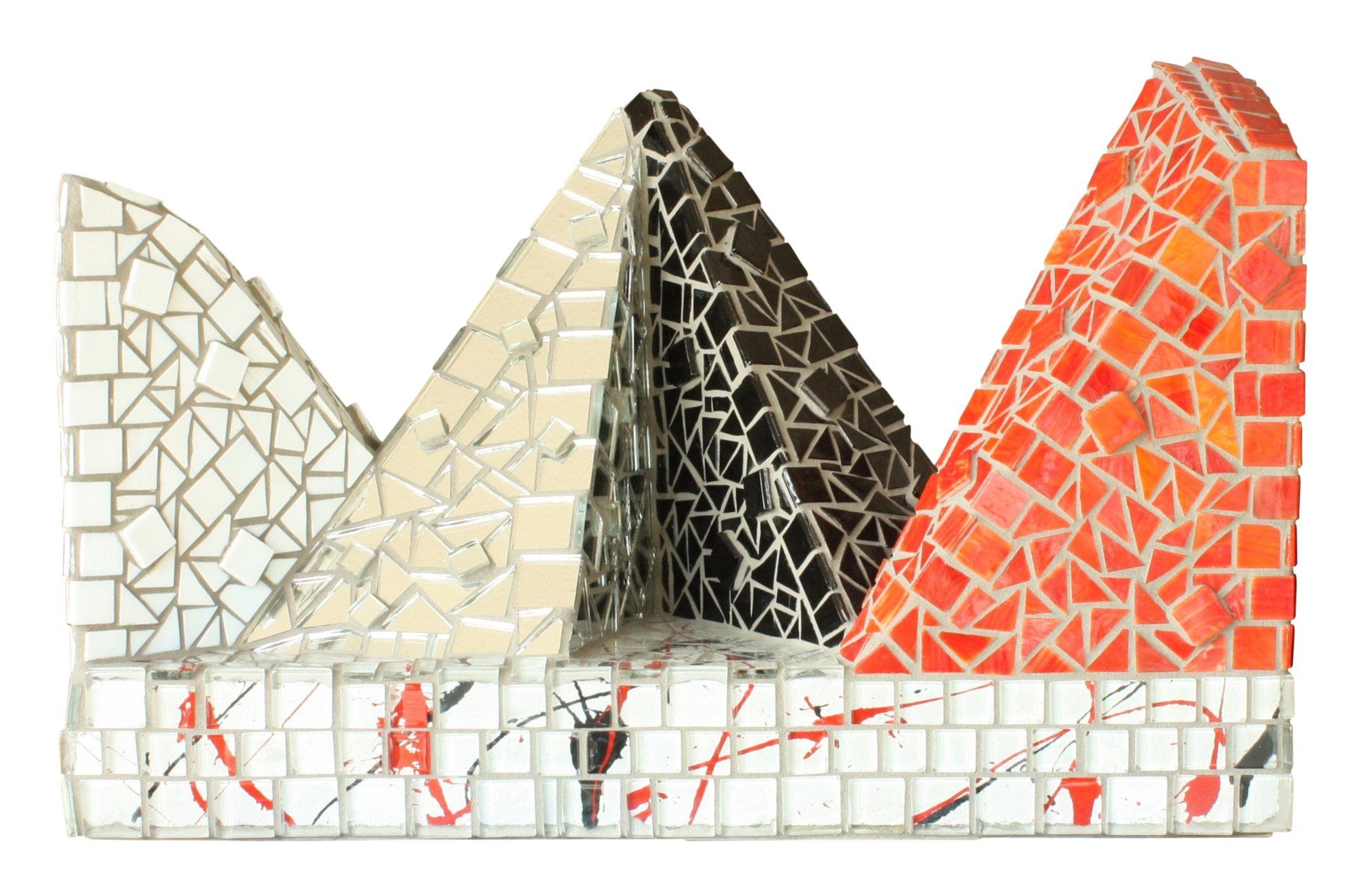 Een mozaïek van een berg, gemaakt van tegels in verschillende kleuren op een witte achtergrond.