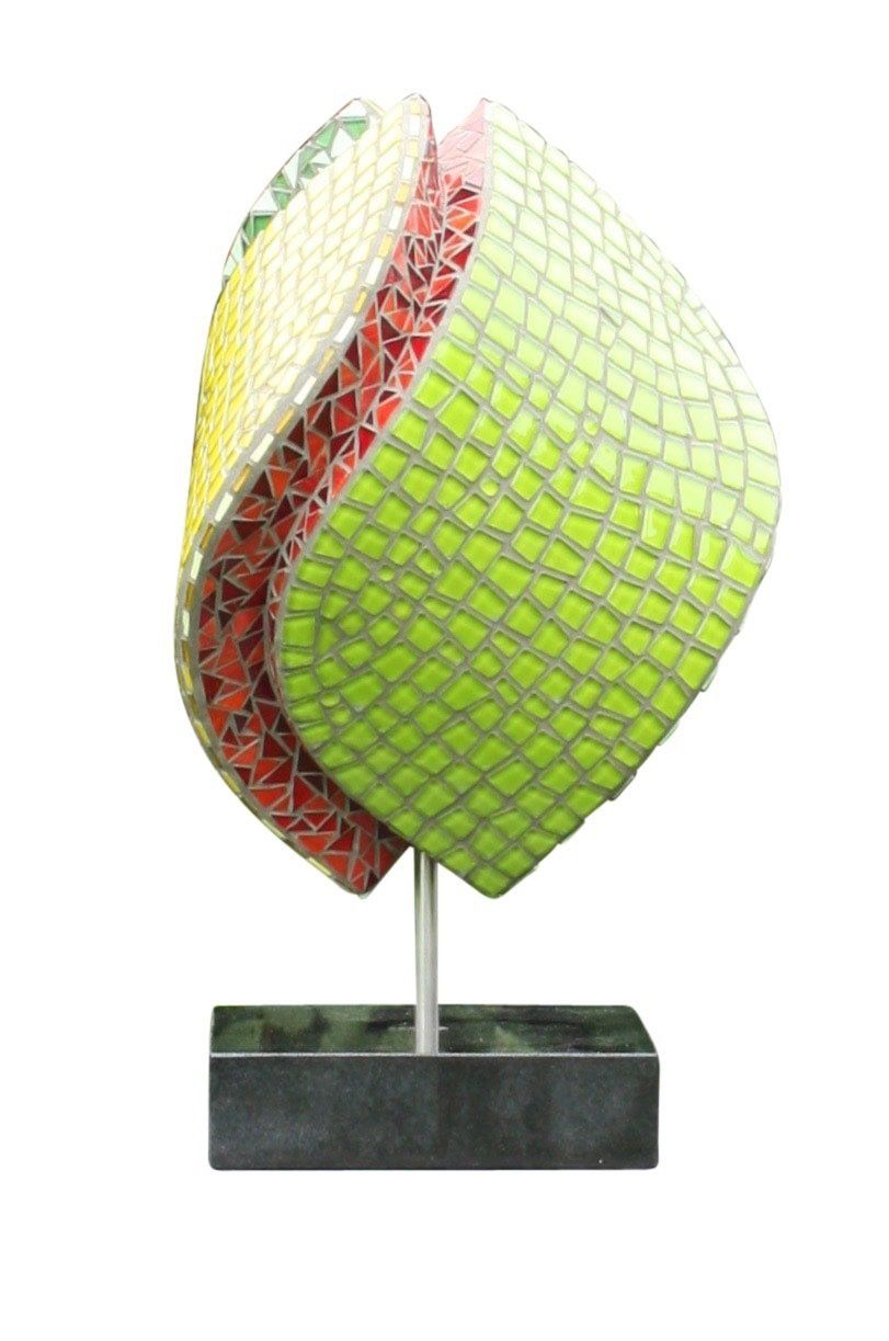 Een sculptuur van een gesneden appel op een standaard