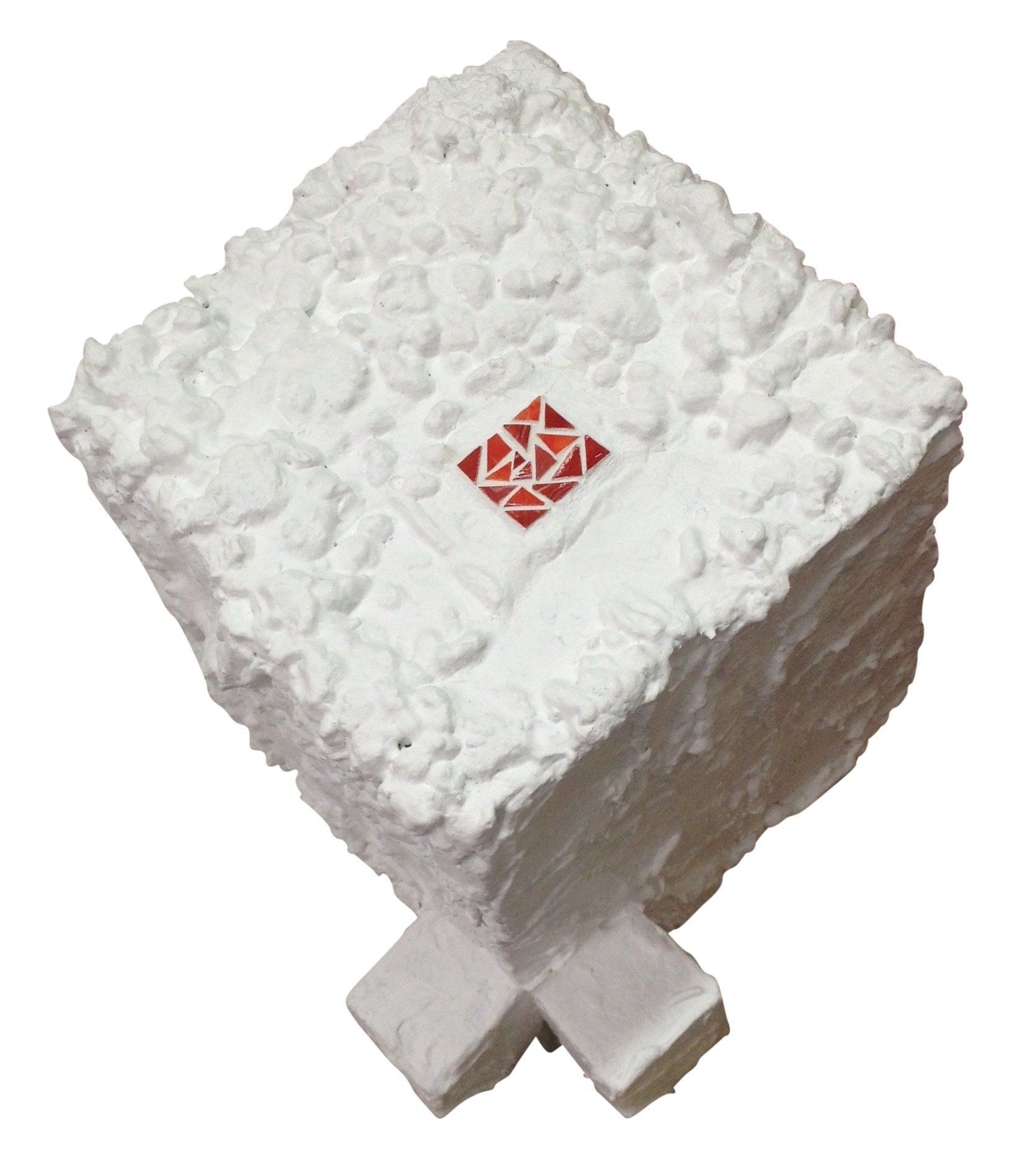 Een stuk wit schuim met een rood vierkant erop