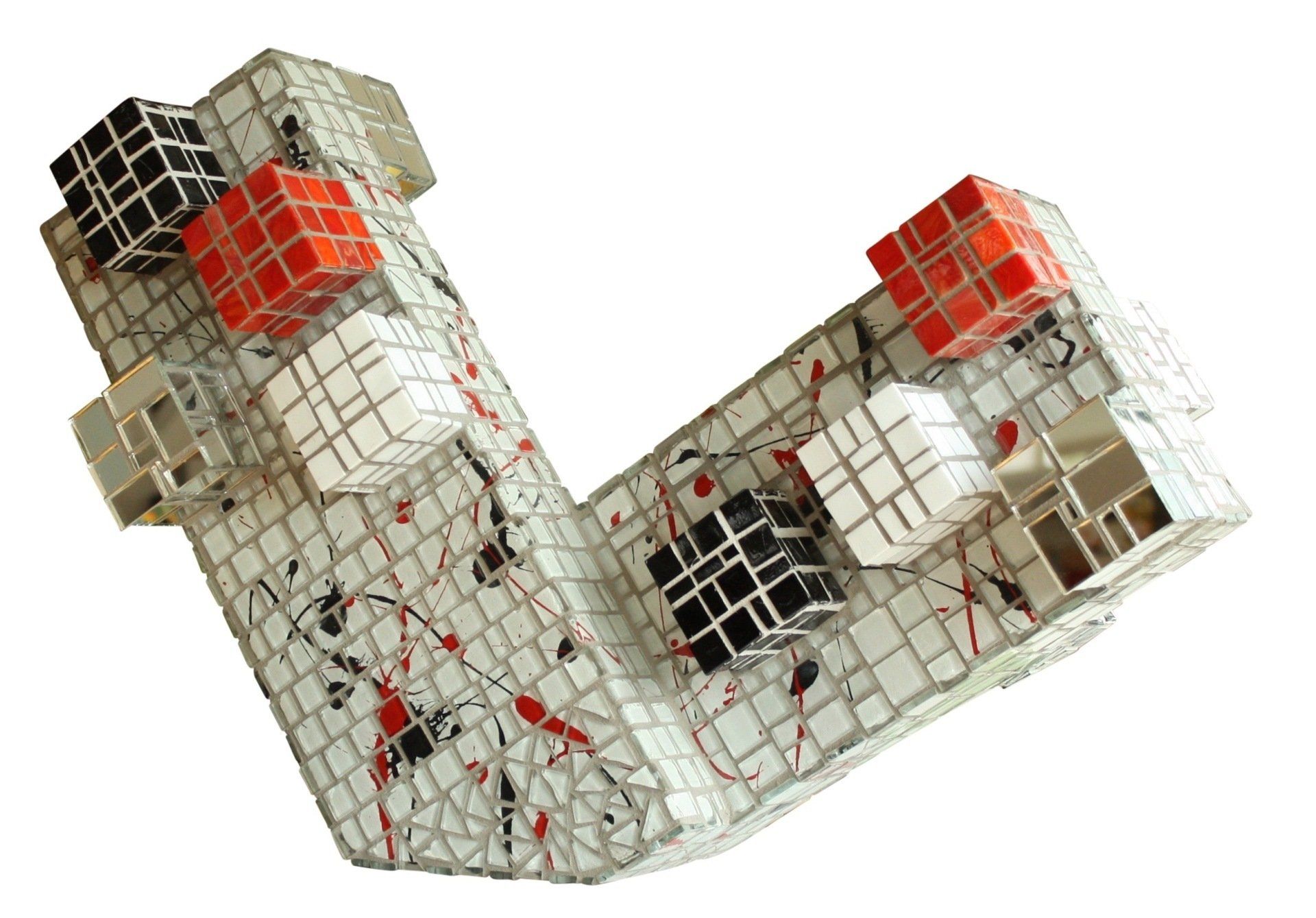 Een groep Rubik's kubussen is op elkaar gestapeld op een wit oppervlak.