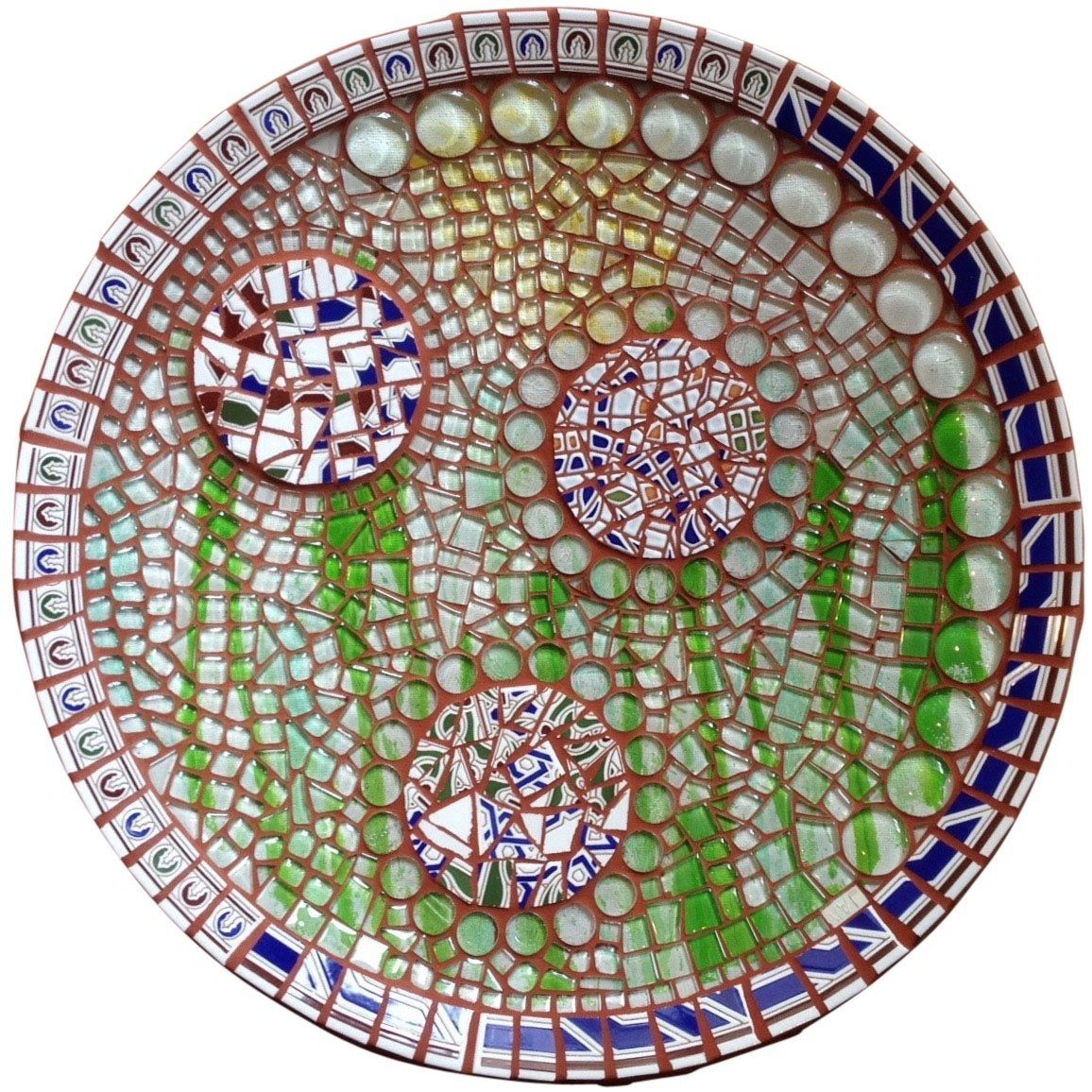 Een abstract mozaïek op een schaal