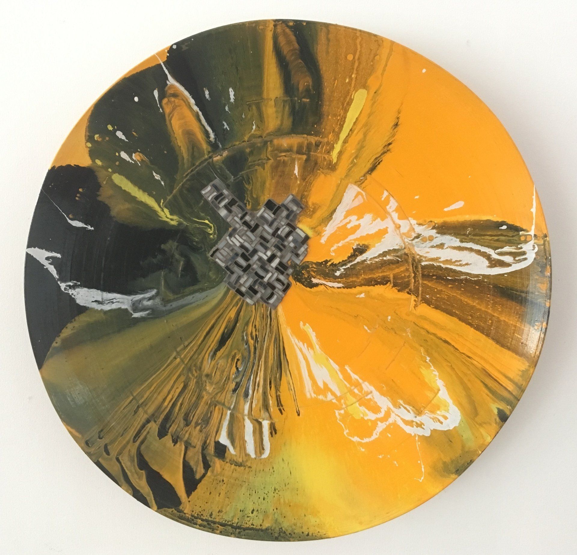 Een geel en zwart bord met een bloem erop