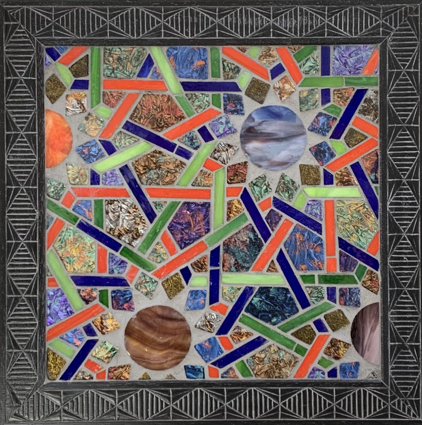 Een kleurrijk mozaïek met planeten en lijnen op een grijze achtergrond