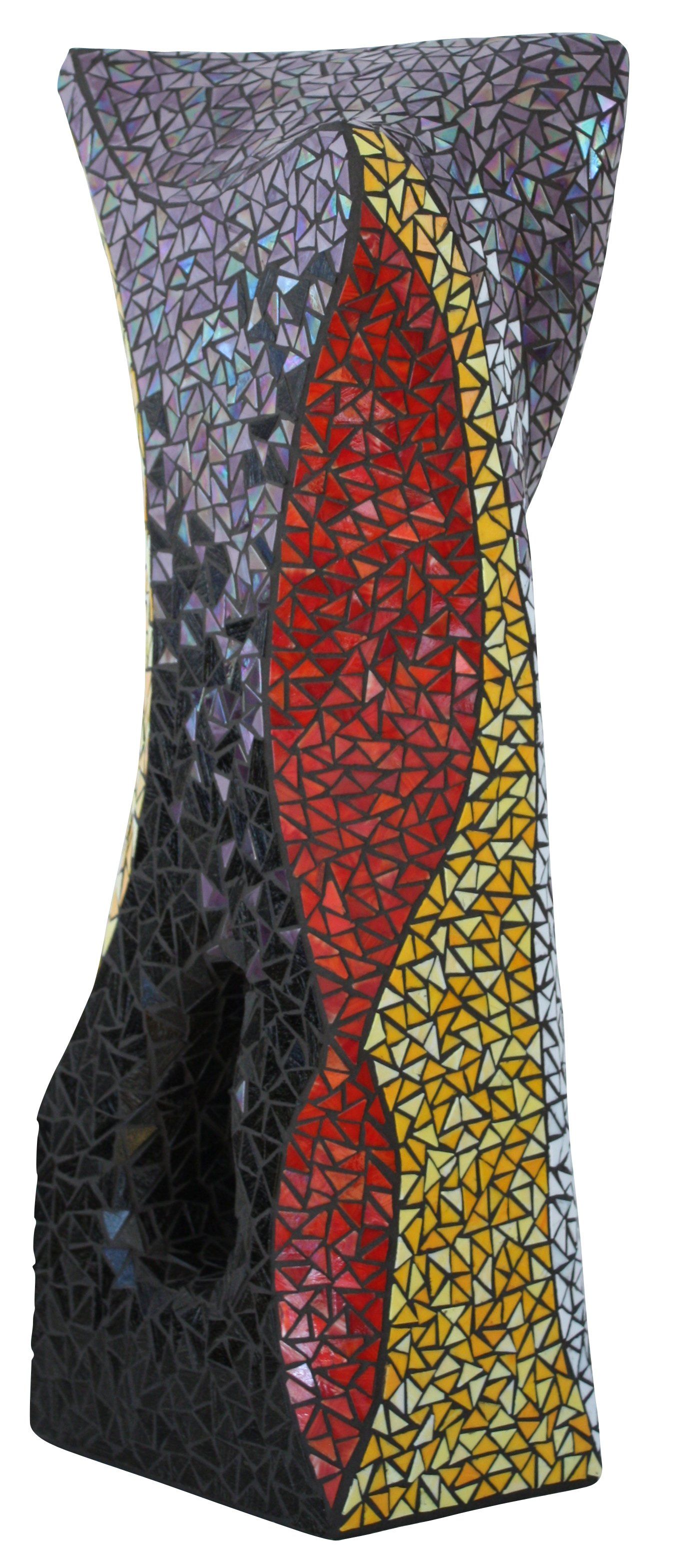 Een mozaïekvaas met een rood, geel en paars ontwerp op een witte achtergrond.