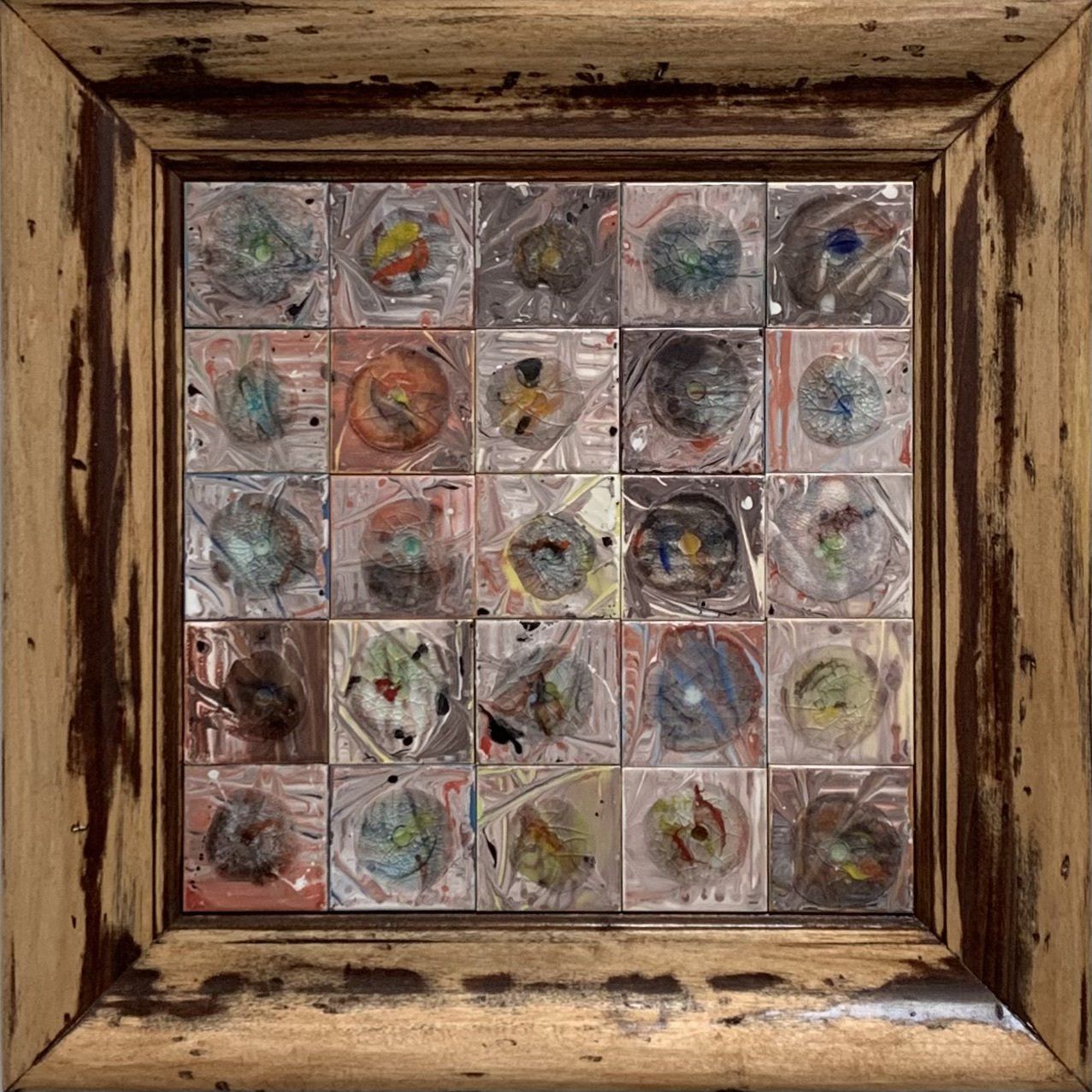 Een schilderij in een houten lijst met een raster van vierkanten