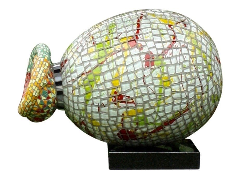 Een mozaïekbeeld van een vis zit op een zwarte sokkel.
