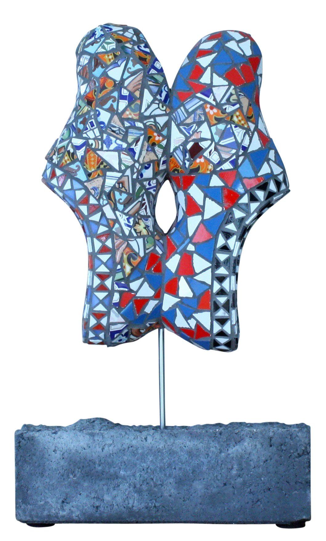 Een mozaïeksculptuur staat op een betonnen voet
