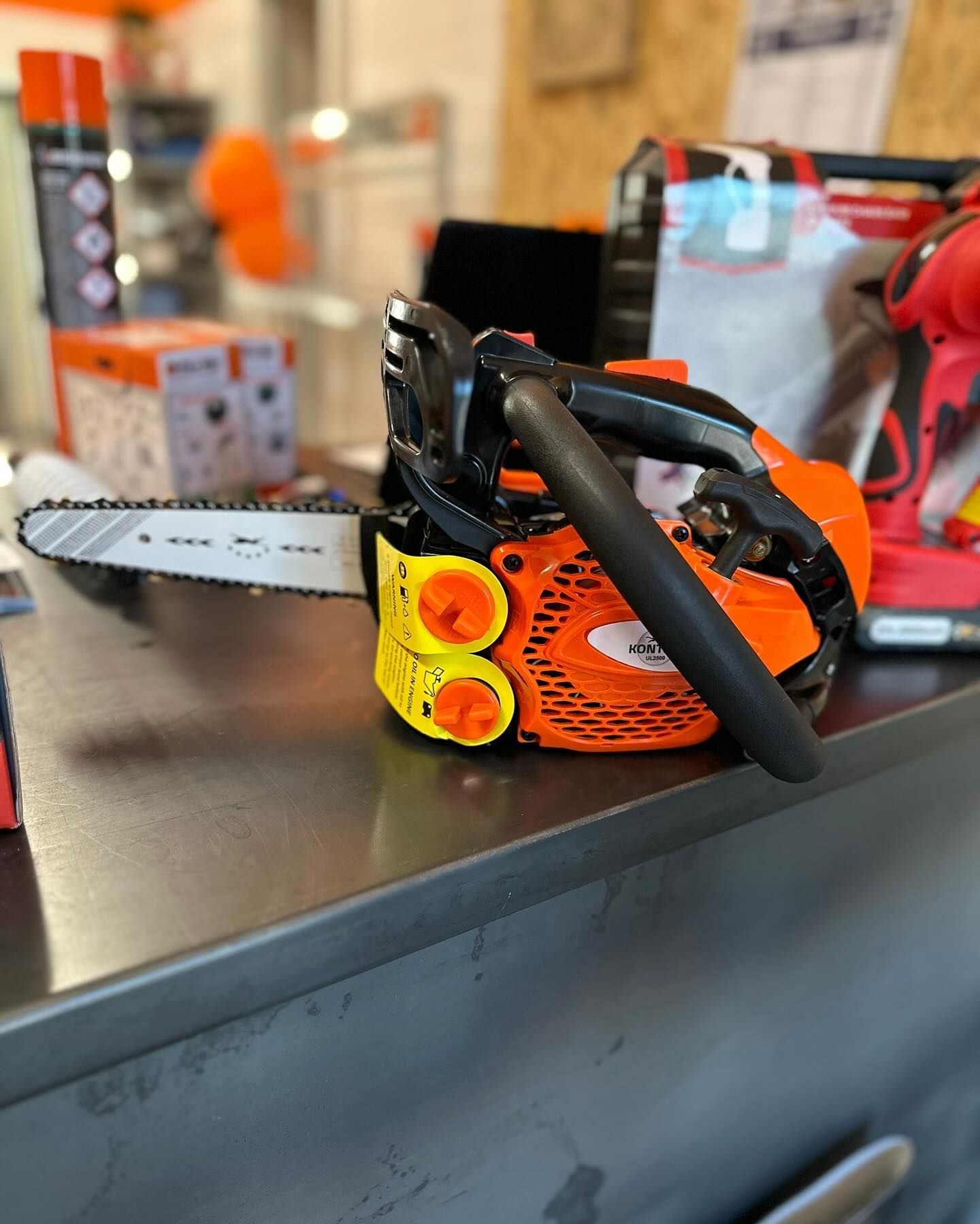 Una motosega è appoggiata su un bancone in un negozio