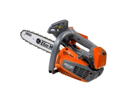 Una motosega è appoggiata su una superficie bianca.