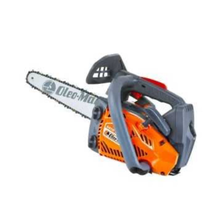 Un primo piano di una motosega oleo-mac su uno sfondo bianco