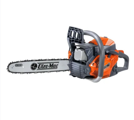 Un primo piano di una motosega su uno sfondo bianco