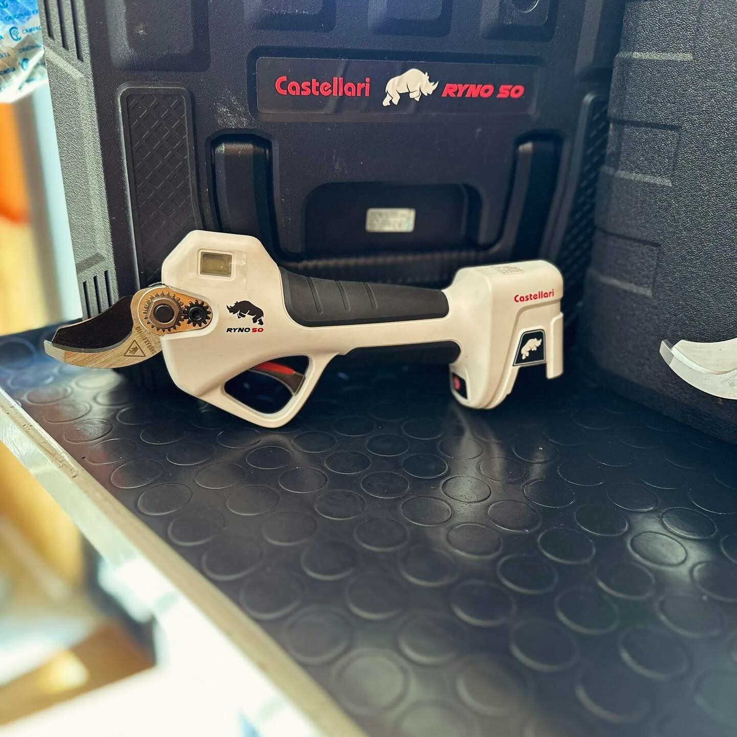 Un attrezzo con la scritta