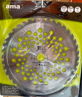 Una lama di sega circolare con la scritta ama sopra