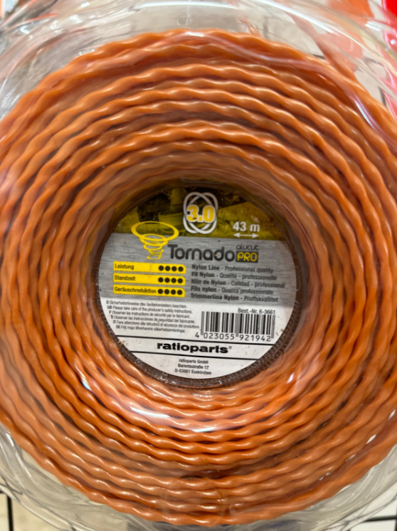 Un primo piano di una bobina di filo per decespugliatore Tornado