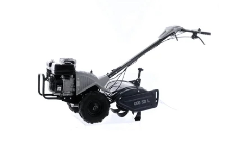 Una foto in bianco e nero di un trattore su uno sfondo bianco.