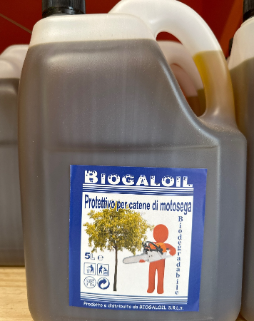 Una bottiglia di olio biologico è appoggiata su un tavolo di legno