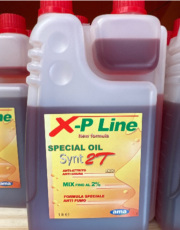Una bottiglia di olio speciale xp line è appoggiata su un tavolo