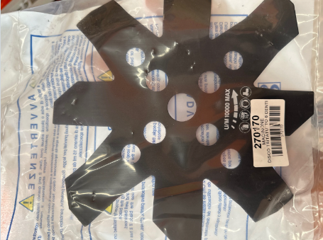 Una lama per un tosaerba è in un sacchetto di plastica