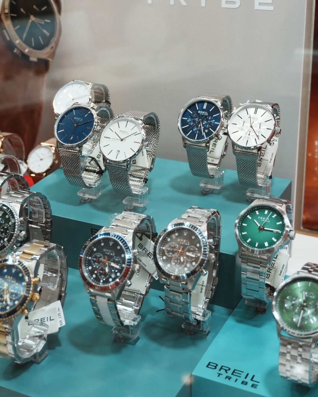 Una varietà di orologi sono esposti nella vetrina di un negozio