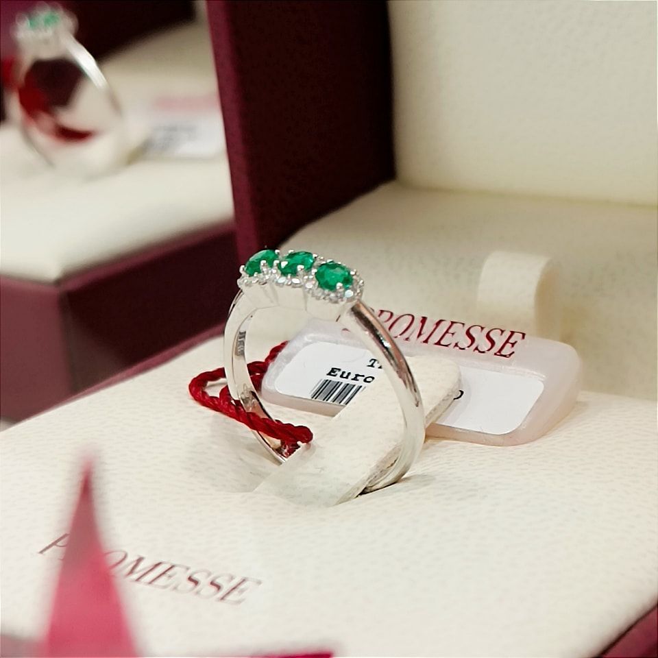 Un anello in una scatola con la scritta