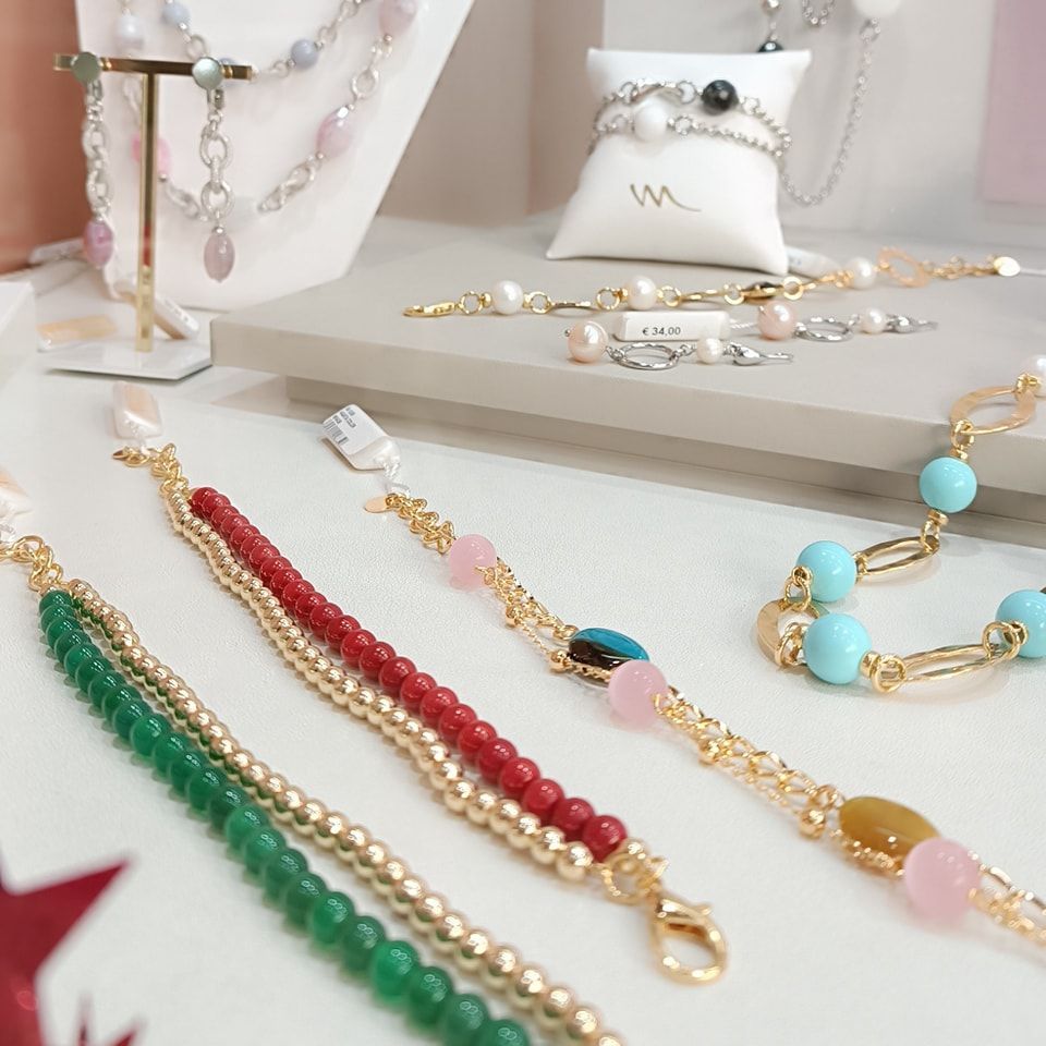 Una varietà di collane e braccialetti sono esposti su un tavolo