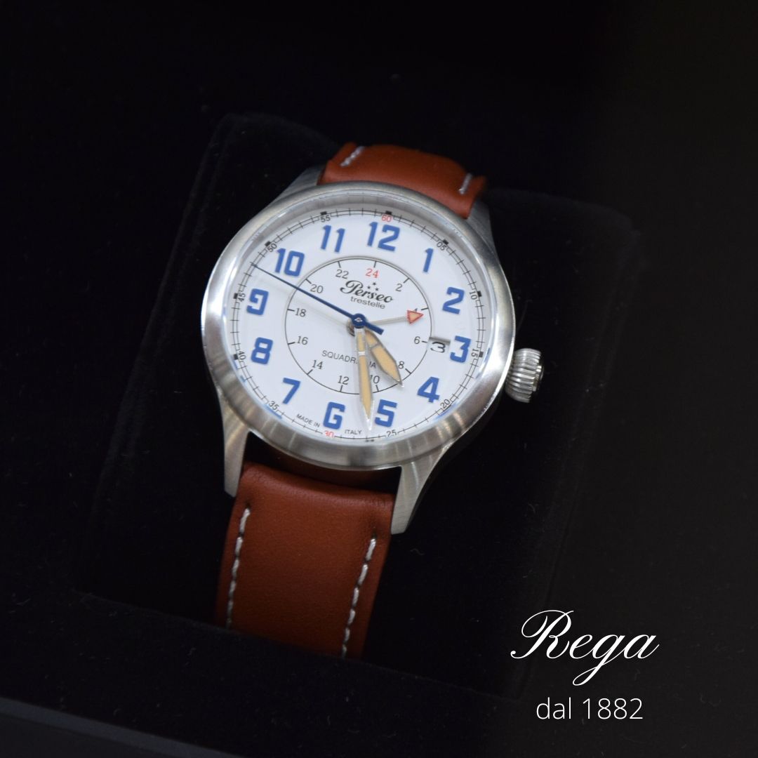 Un orologio con cinturino in pelle marrone e quadrante bianco