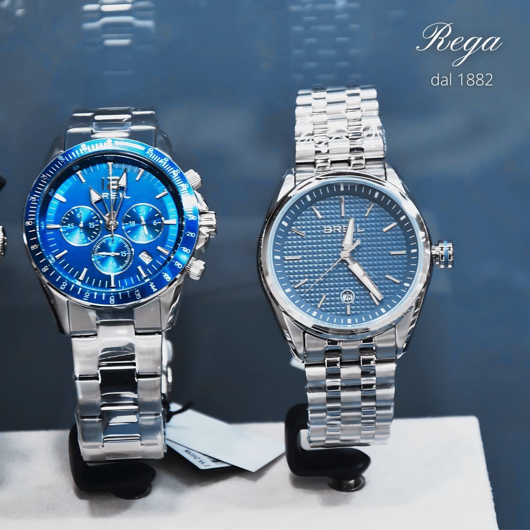 Due orologi d'argento con quadranti blu sono esposti in un negozio