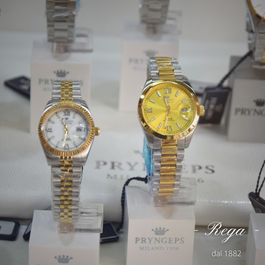 È esposto un orologio d'argento e d'oro con il quadrante giallo