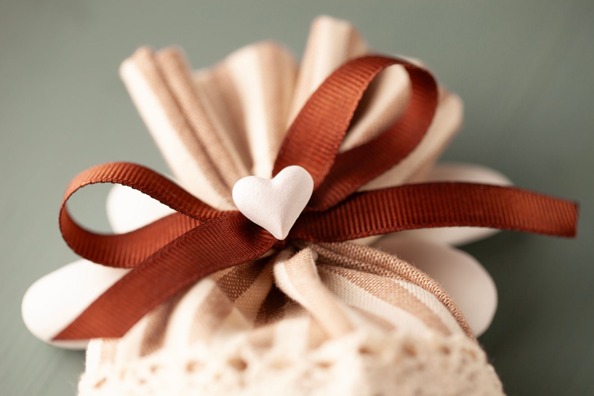 Una borsa con un nastro marrone e un cuore sopra