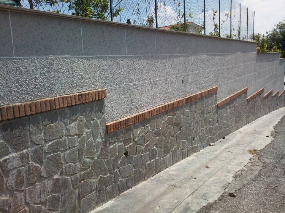 pareti in pietra in una strada pubblica