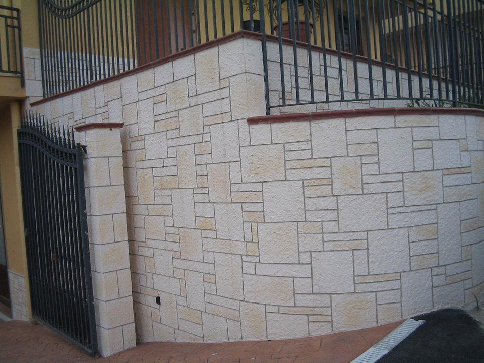 muro esterno con mattonelle chiare