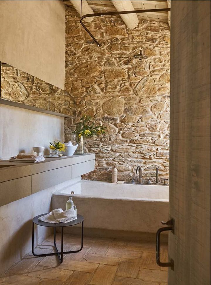 pareti di un bagno in pietra