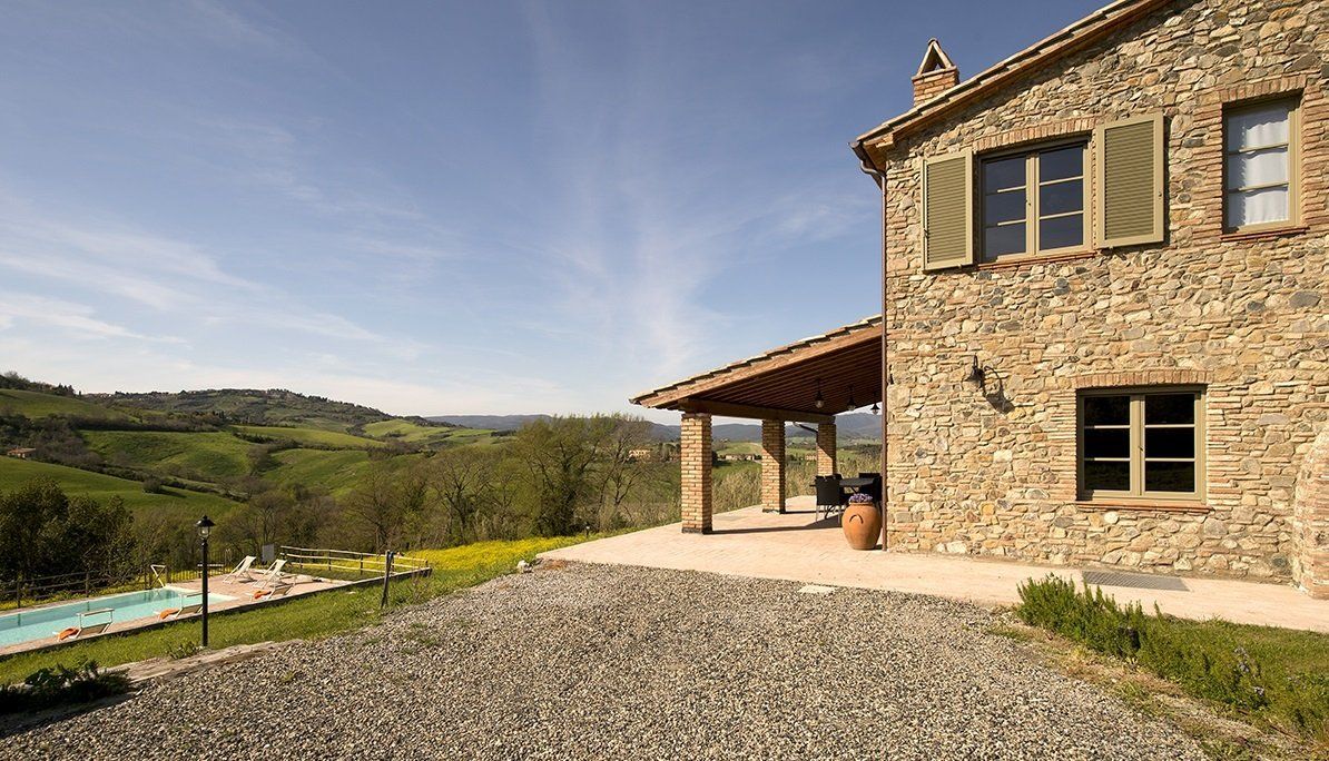 abitazione signorile con facciate in pietra e portico