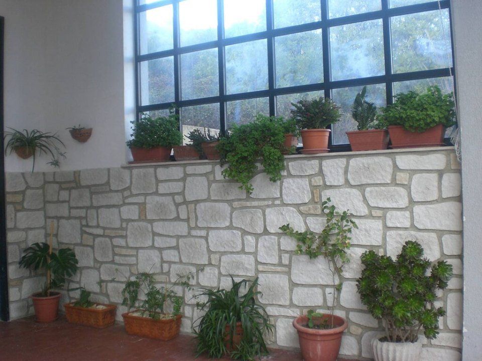 parete con intonaco stampato effetto pietra chiara